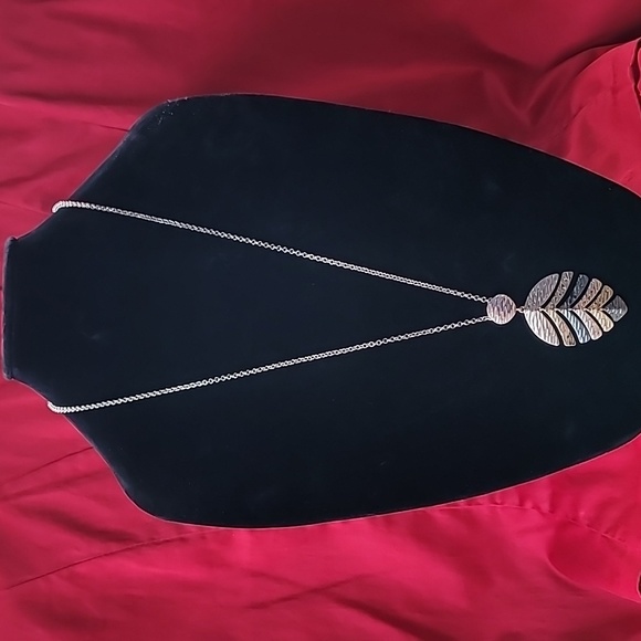 Liz Claiborne multi-gold colored stylized leaf necklace 30" chain. - Picture 3 of 4